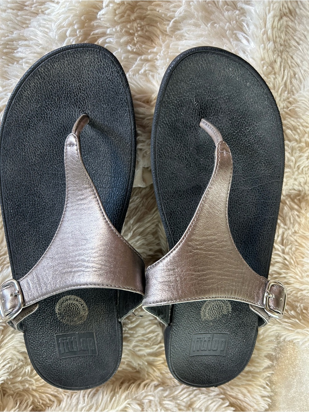 FitFlop Metallic Silver Thong Comfort Sandals Microwobbleboard Size 9